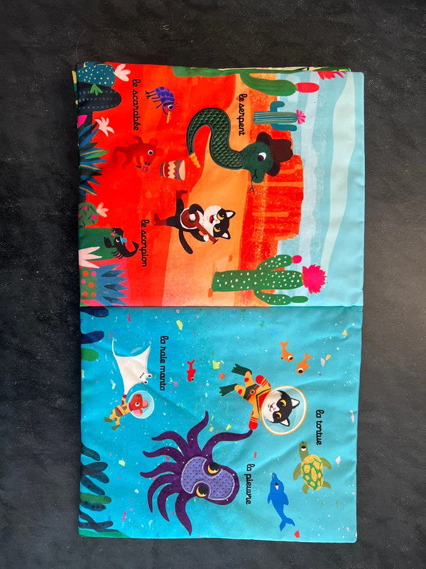 Livre en tissu à toucher - le voyage de petit chat