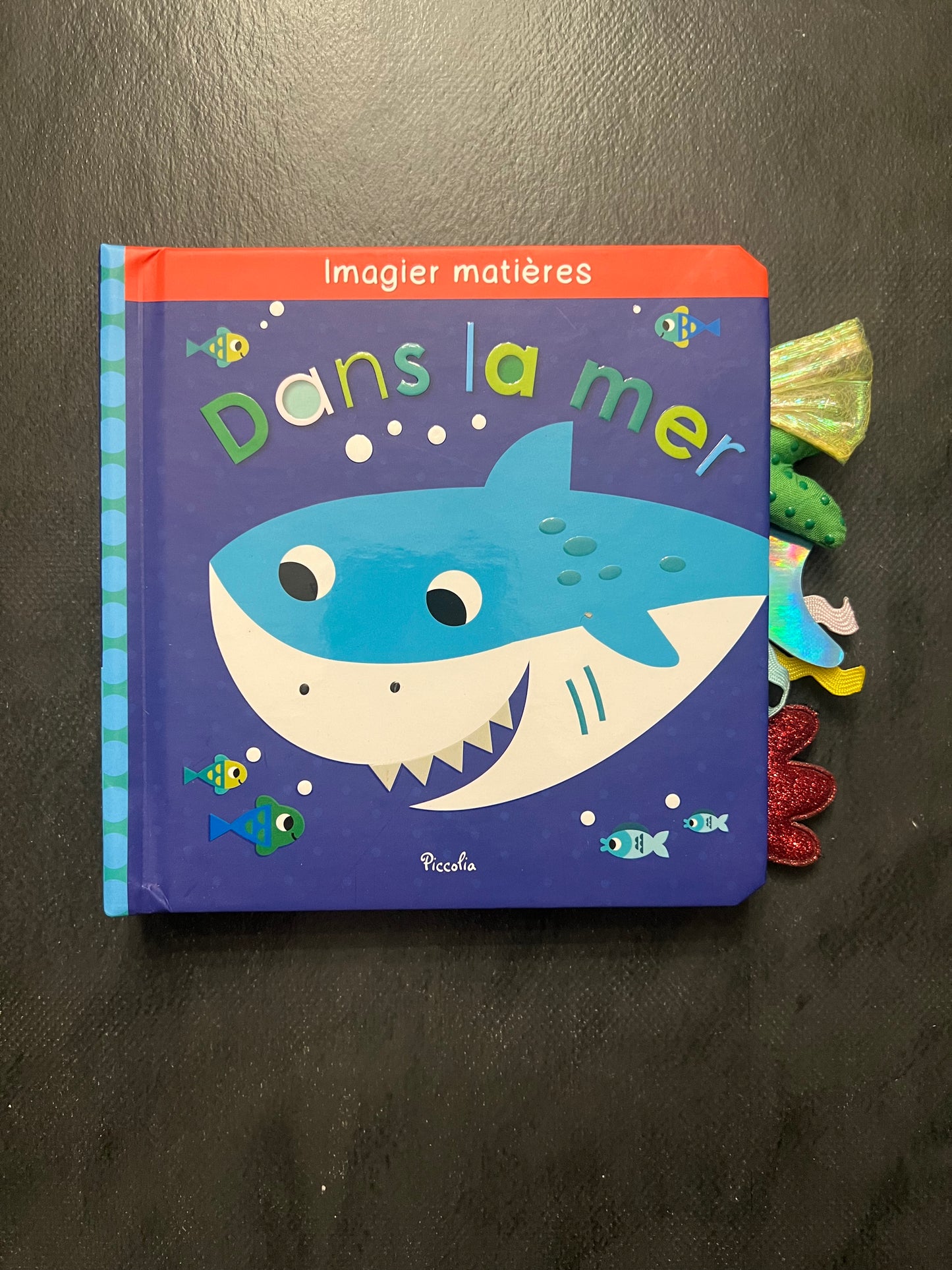 Livre cartonné - dans la mer