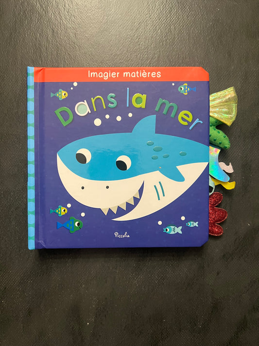 Livre cartonné - dans la mer