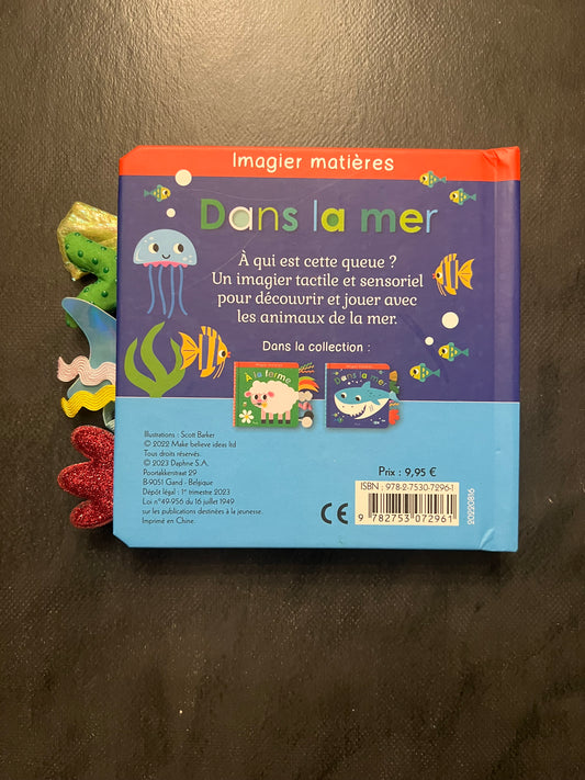 Livre cartonné - dans la mer