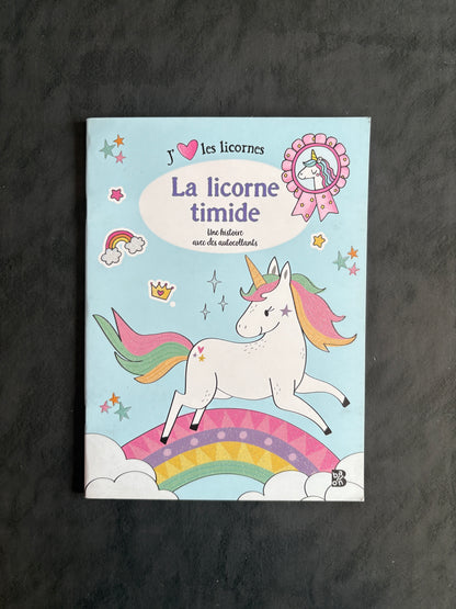 Livre d'autocollants - la licorne timide