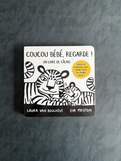 Coucou bébé, regarde !