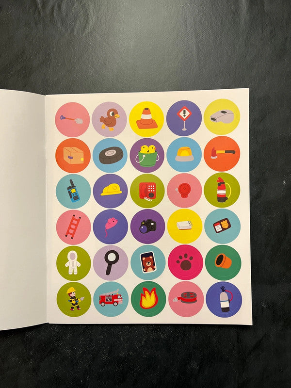 101 choses à trouver et à coller - la police et les pompiers