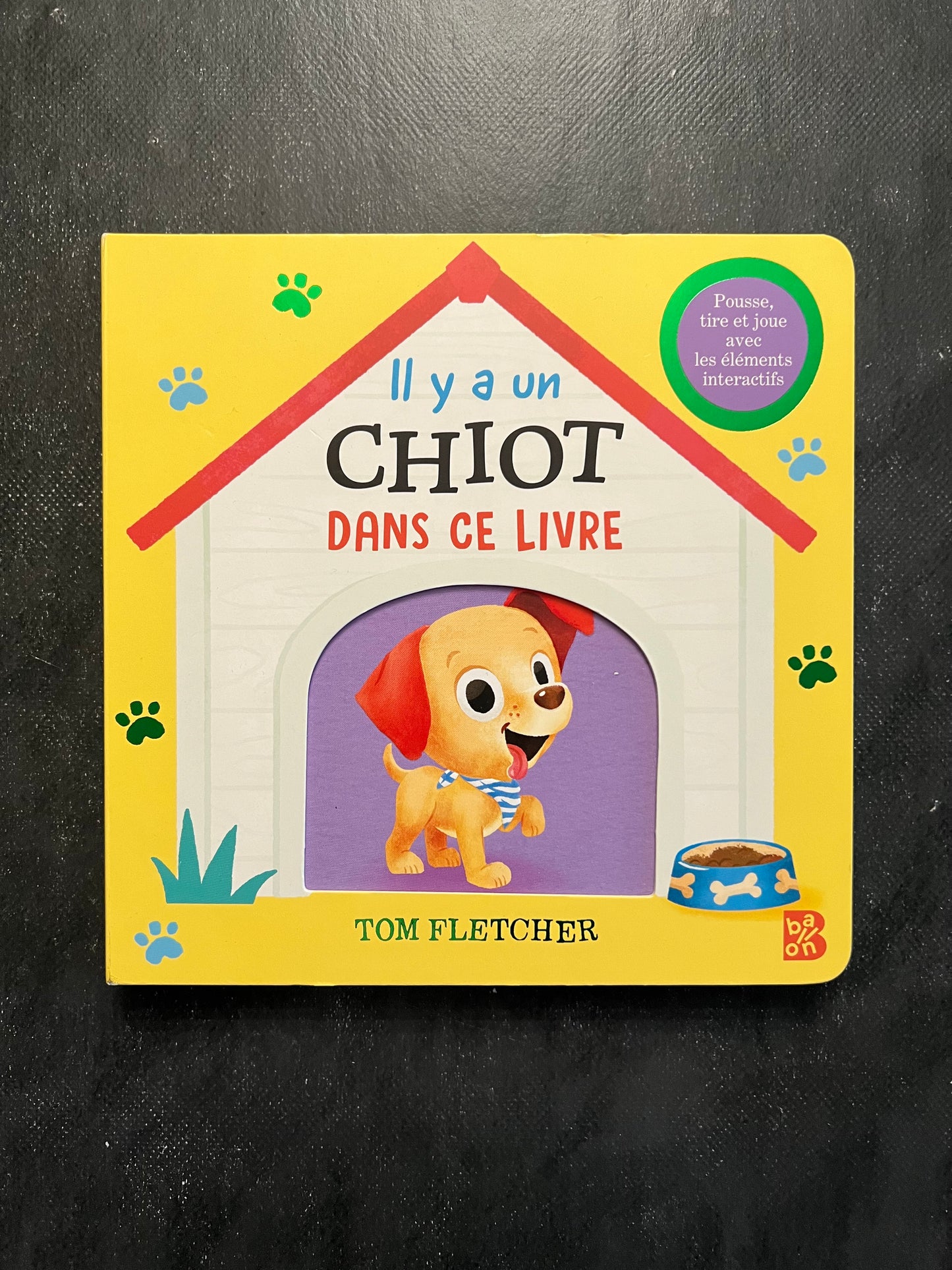 Il y a un chiot dans ce livre