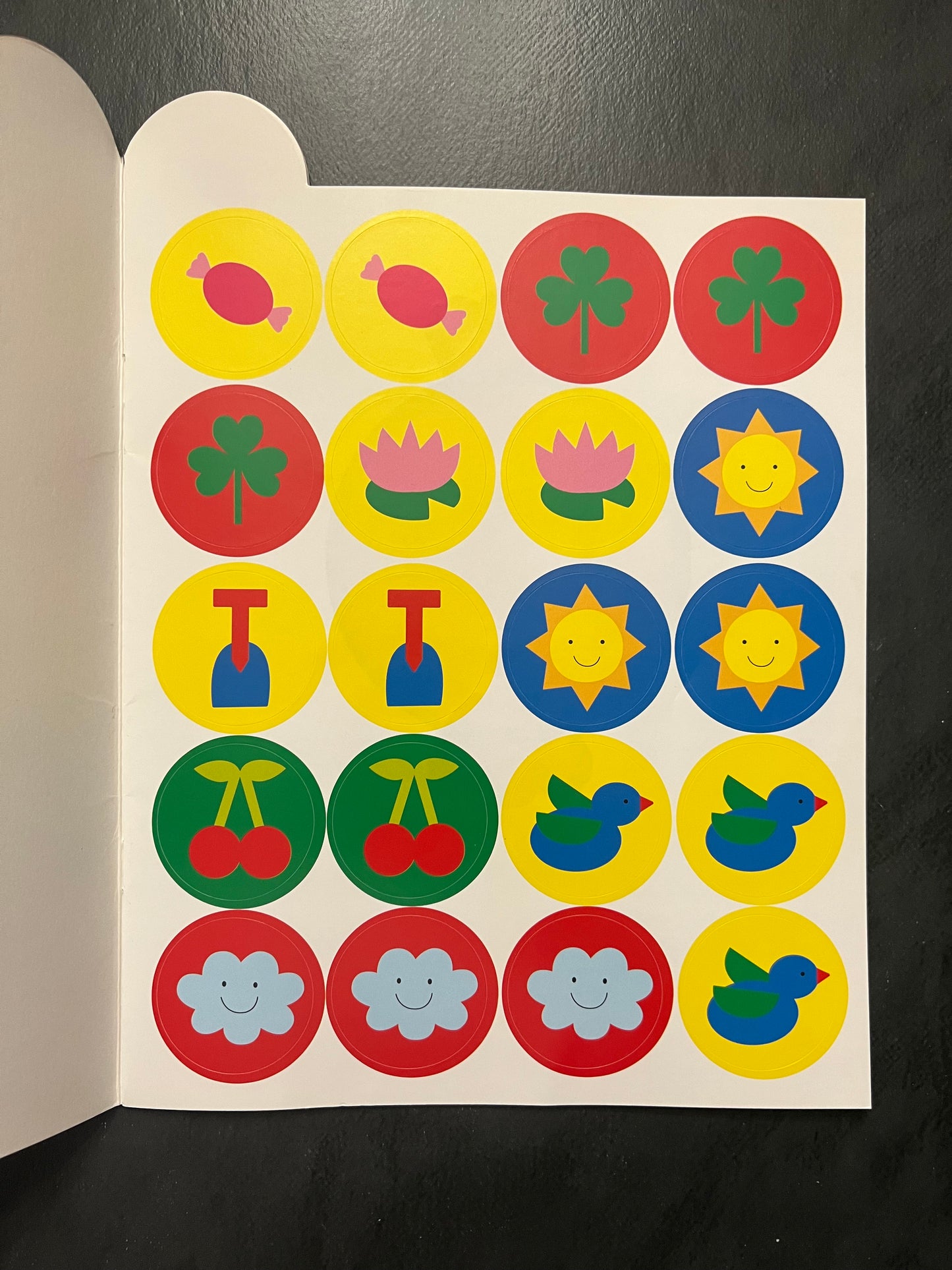 Livre d'autocollants - dés 2 ans