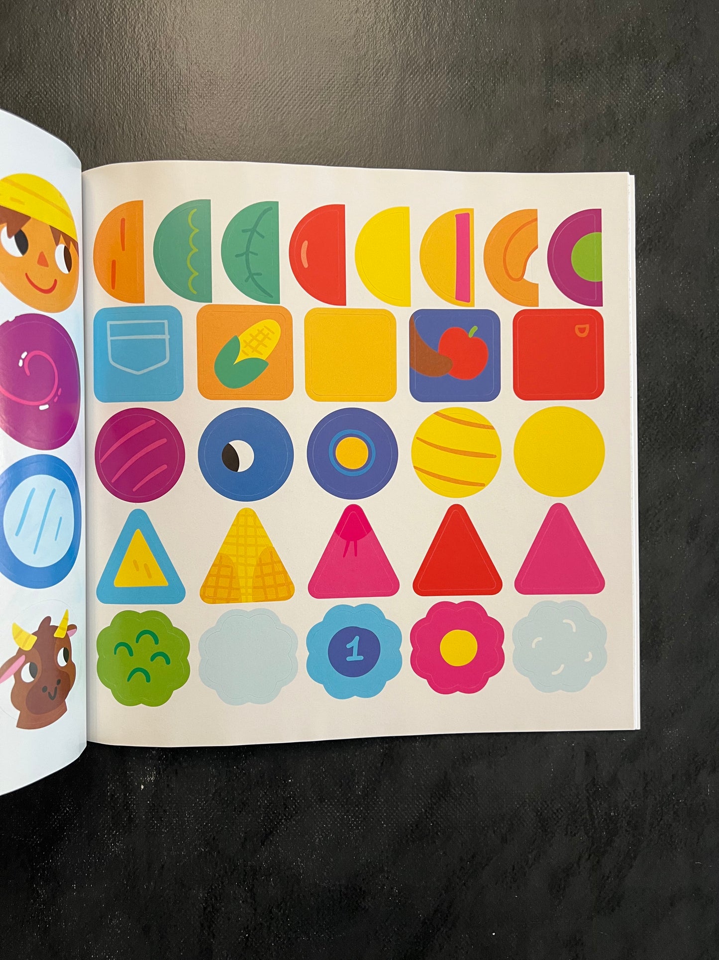 Je colle mes gommettes géantes et je colorie - 3 ans et plus